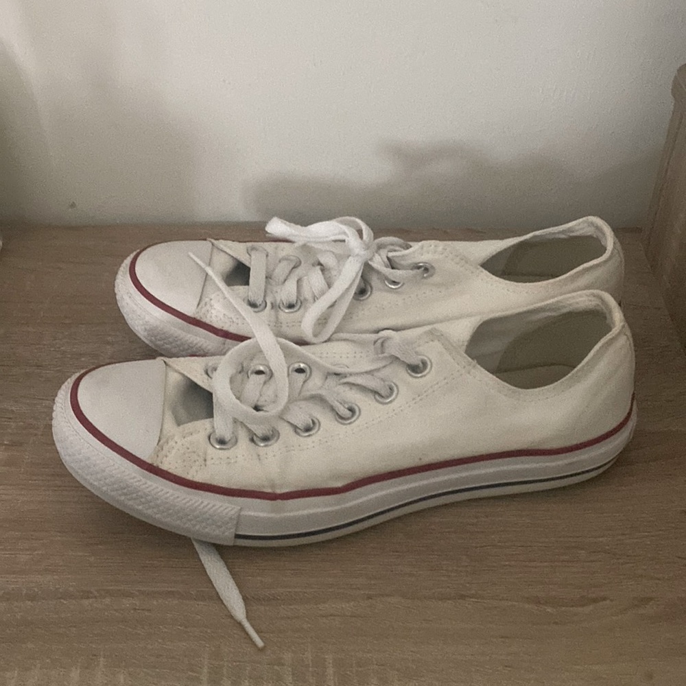 White converse low tops
